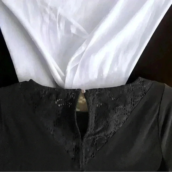 Lauren Ralph Lauren women’s XS black top with lace accents. Back button closure - Picture 5 of 6